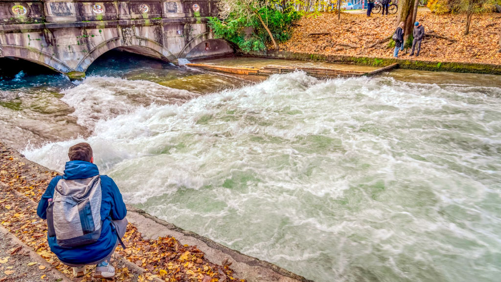 Eisbach, surf, Múnich, Eisbachwelle, surf en Múnich, desaparición de la ola, ola artificial en Alemania, comunidad surfista alemana, surfistas de Múnich, ola del Eisbach, Bachauskehr, seguridad en deportes acuáticos, turismo en Múnich