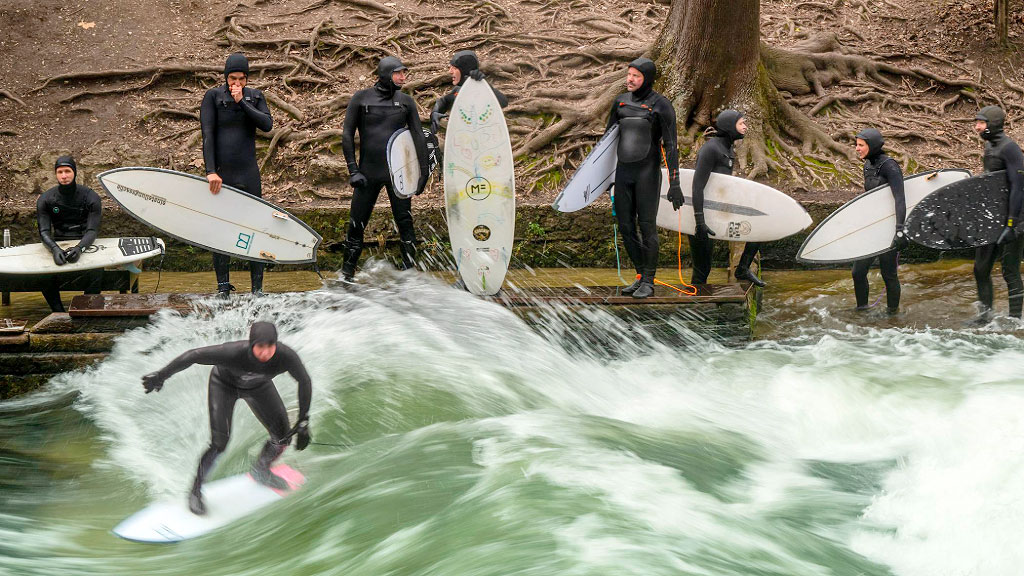 Eisbach, surf, Múnich, Eisbachwelle, surf en Múnich, desaparición de la ola, ola artificial en Alemania, comunidad surfista alemana, surfistas de Múnich, ola del Eisbach, Bachauskehr, seguridad en deportes acuáticos, turismo en Múnich