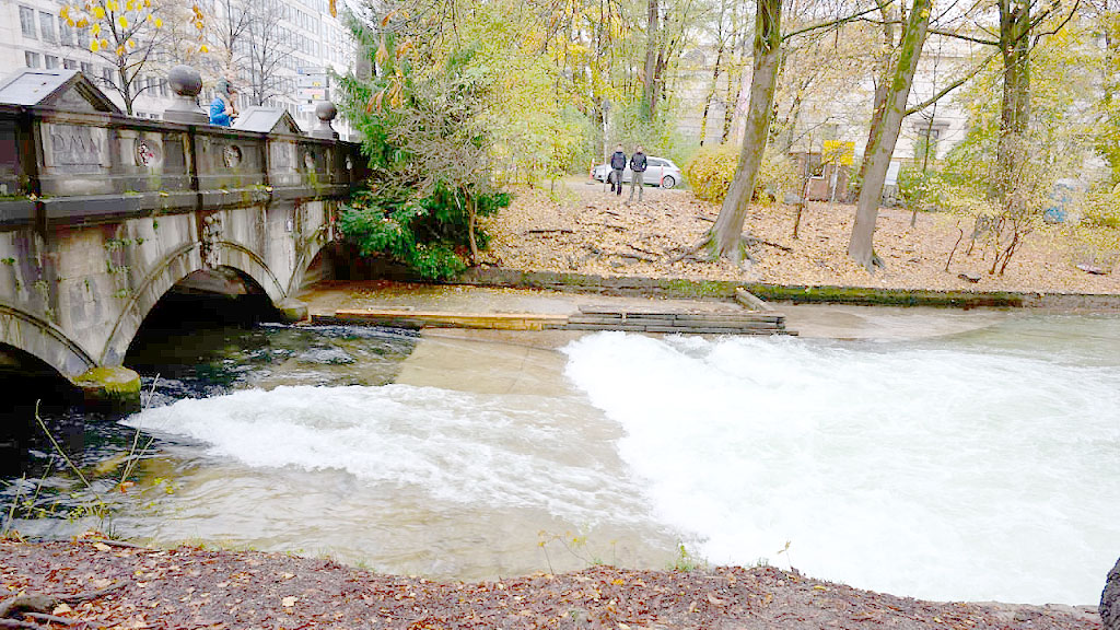 Eisbach, surf, Múnich, Eisbachwelle, surf en Múnich, desaparición de la ola, ola artificial en Alemania, comunidad surfista alemana, surfistas de Múnich, ola del Eisbach, Bachauskehr, seguridad en deportes acuáticos, turismo en Múnich