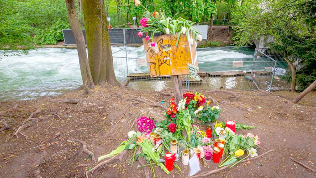 Eisbach, surf, Múnich, Eisbachwelle, surf en Múnich, desaparición de la ola, ola artificial en Alemania, comunidad surfista alemana, surfistas de Múnich, ola del Eisbach, Bachauskehr, seguridad en deportes acuáticos, turismo en Múnich