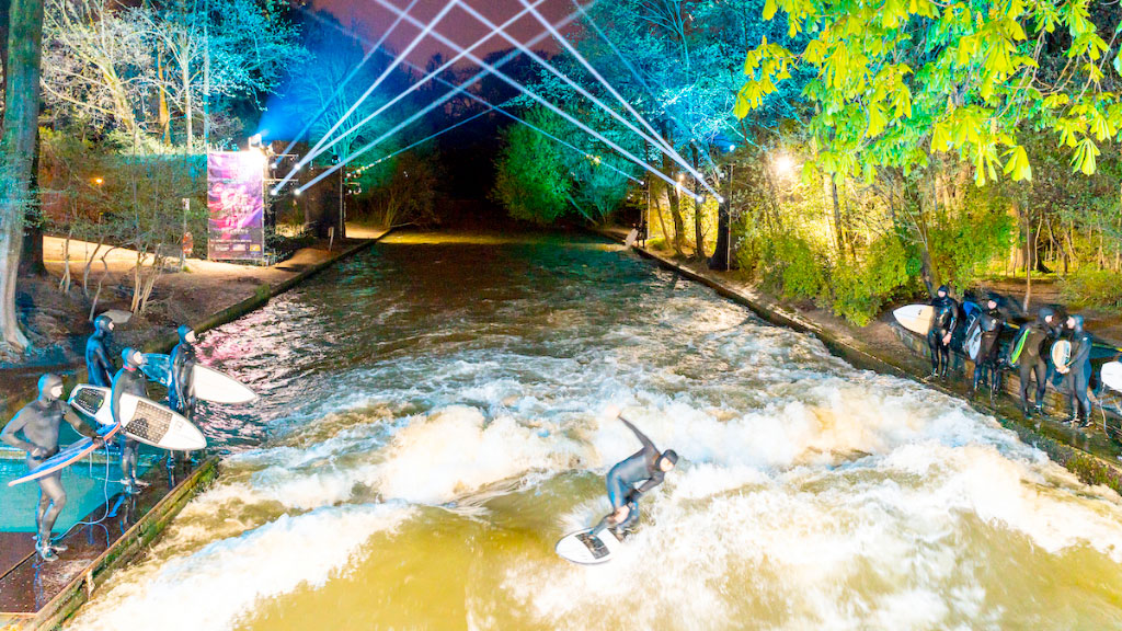 Eisbach, surf, Múnich, Eisbachwelle, surf en Múnich, desaparición de la ola, ola artificial en Alemania, comunidad surfista alemana, surfistas de Múnich, ola del Eisbach, Bachauskehr, seguridad en deportes acuáticos, turismo en Múnich
