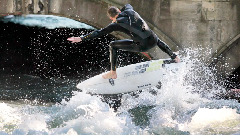 Eisbach, surf, Múnich, Eisbachwelle, surf en Múnich, desaparición de la ola, ola artificial en Alemania, comunidad surfista alemana, surfistas de Múnich, ola del Eisbach, Bachauskehr, seguridad en deportes acuáticos, turismo en Múnich