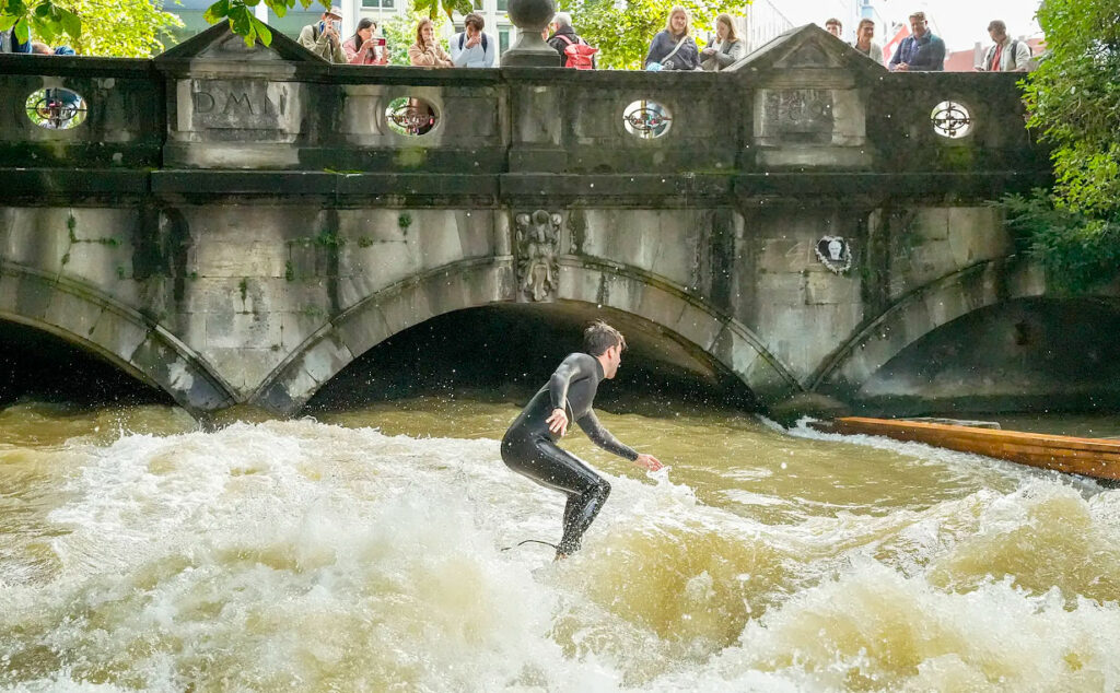 Eisbach, surf, Múnich, Eisbachwelle, surf en Múnich, desaparición de la ola, ola artificial en Alemania, comunidad surfista alemana, surfistas de Múnich, ola del Eisbach, Bachauskehr, seguridad en deportes acuáticos, turismo en Múnich