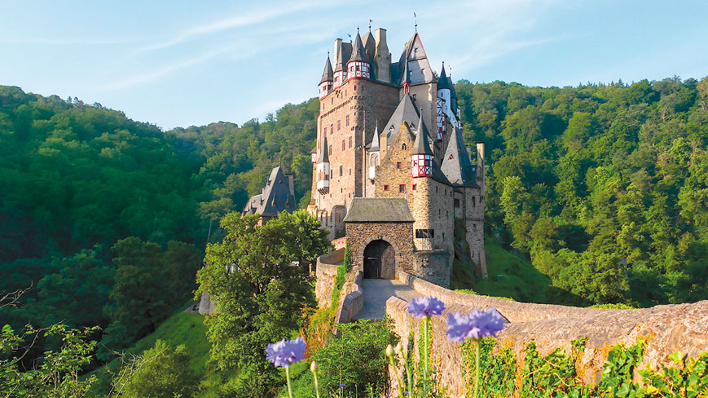 castillo de Eltz, bosque de Eifel, Alemania, castillos medievales en Alemania, arquitectura medieval alemana, turismo en Renania-Palatinado, sala del tesoro del castillo, castillos familiares en Europa, patrimonio histórico alemán, castillo mejor conservado de Alemania