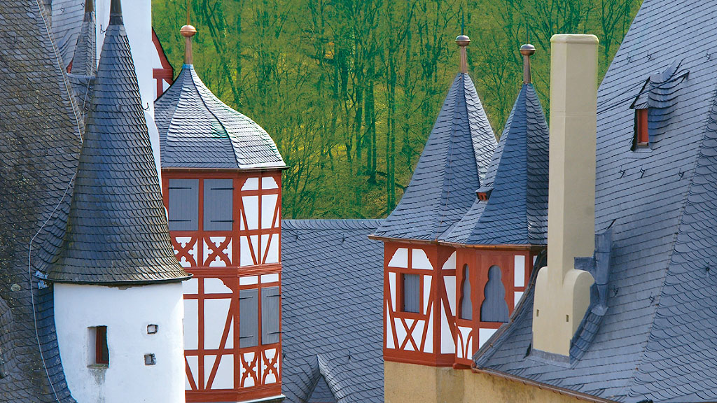 castillo de Eltz, bosque de Eifel, Alemania, castillos medievales en Alemania, arquitectura medieval alemana, turismo en Renania-Palatinado, sala del tesoro del castillo, castillos familiares en Europa, patrimonio histórico alemán, castillo mejor conservado de Alemania