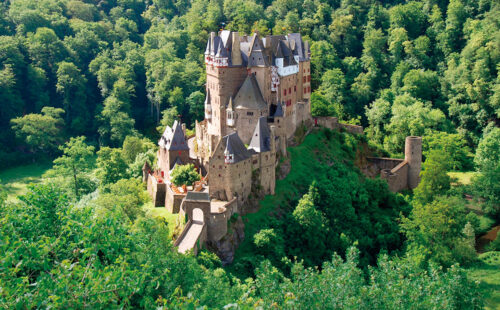 castillo de Eltz, bosque de Eifel, Alemania, castillos medievales en Alemania, arquitectura medieval alemana, turismo en Renania-Palatinado, sala del tesoro del castillo, castillos familiares en Europa, patrimonio histórico alemán, castillo mejor conservado de Alemania