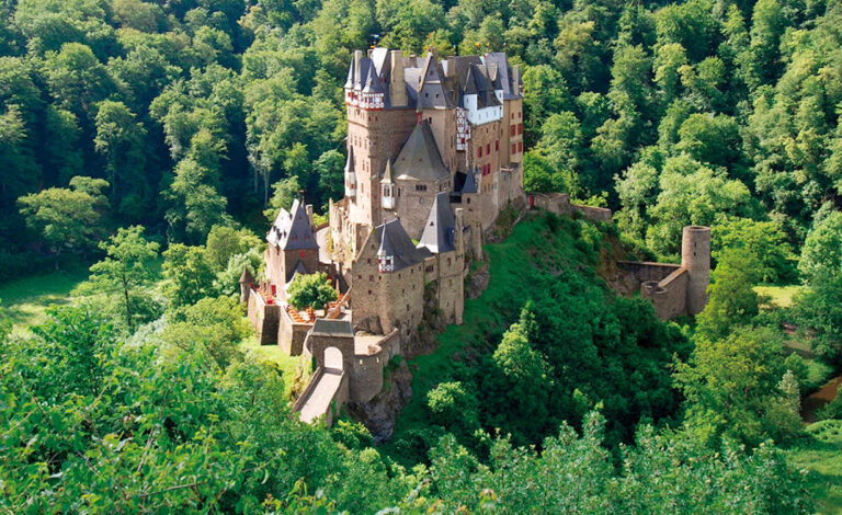 castillo de Eltz, bosque de Eifel, Alemania, castillos medievales en Alemania, arquitectura medieval alemana, turismo en Renania-Palatinado, sala del tesoro del castillo, castillos familiares en Europa, patrimonio histórico alemán, castillo mejor conservado de Alemania