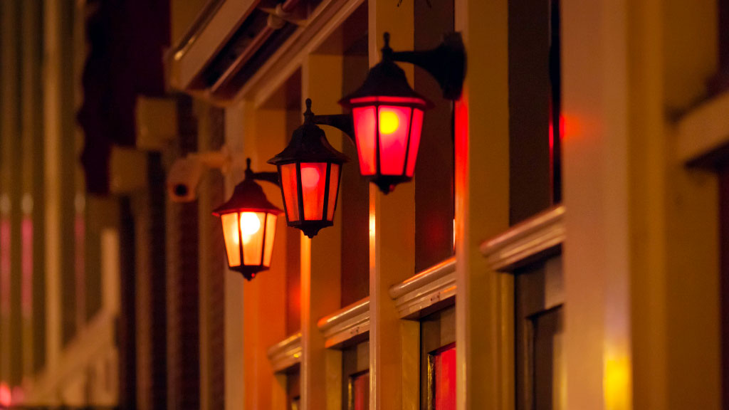 Julia Klöckner propone prohibir la prostitución y llama a Alemania “el burdel de Europa” en un duro discurso en Berlín.