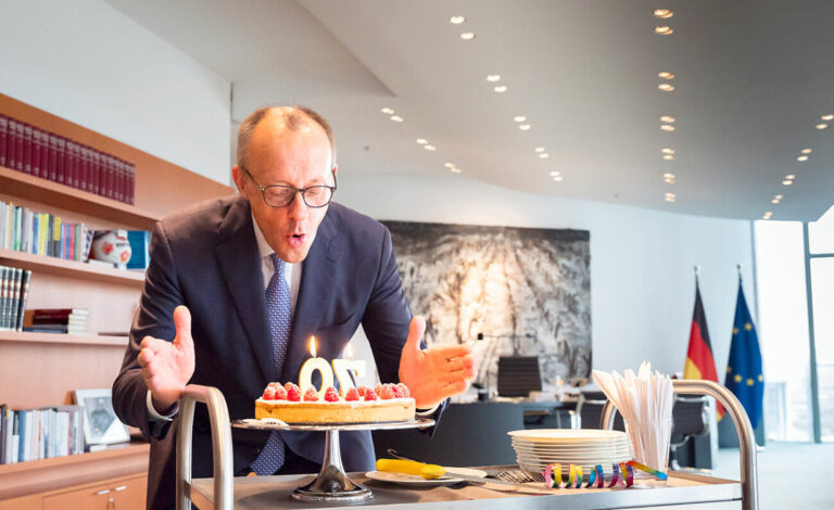 Friedrich Merz, gobierno alemán, popularidad política, Merz 70 años, política alemana 2025, CDU/CSU Alemania, encuestas Friedrich Merz, caída de imagen política, aniversario Merz, liderazgo en Alemania