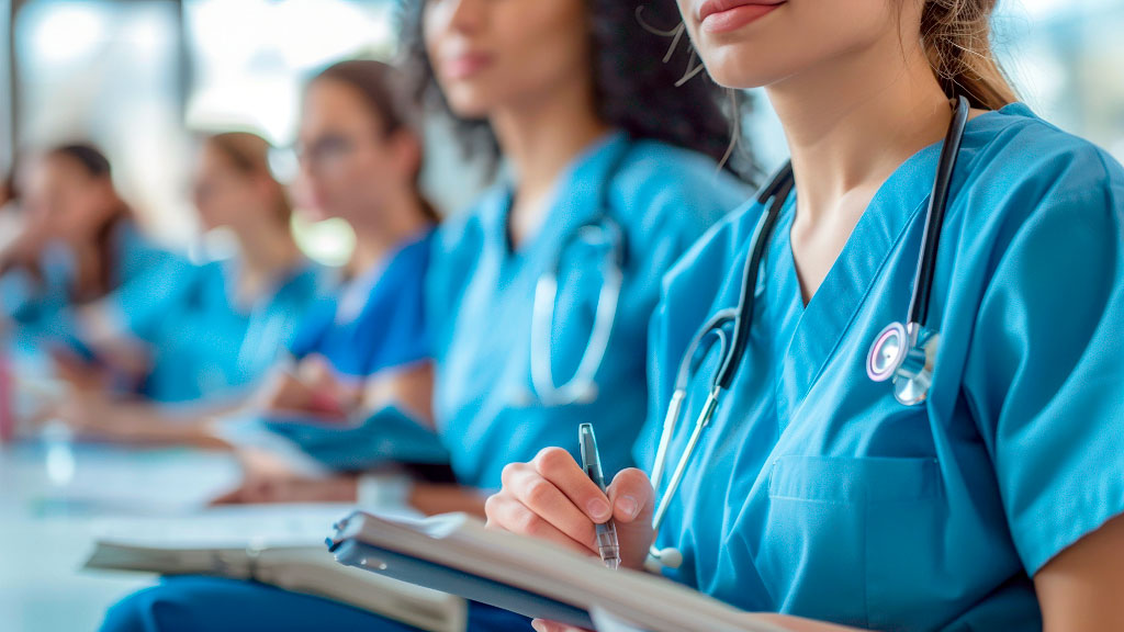 Suiza, mercado laboral, escasez de personal calificado, salarios en Suiza, trabajadores extranjeros Suiza, déficit laboral Suiza, 85.000 vacantes Suiza, sanidad suiza, mercado laboral suizo, ingenieros Suiza, tecnología Suiza empleo, enfermeros Suiza, permiso G Suiza, trabajar en Suiza desde Francia, costo de vida Suiza, oportunidades laborales Suiza