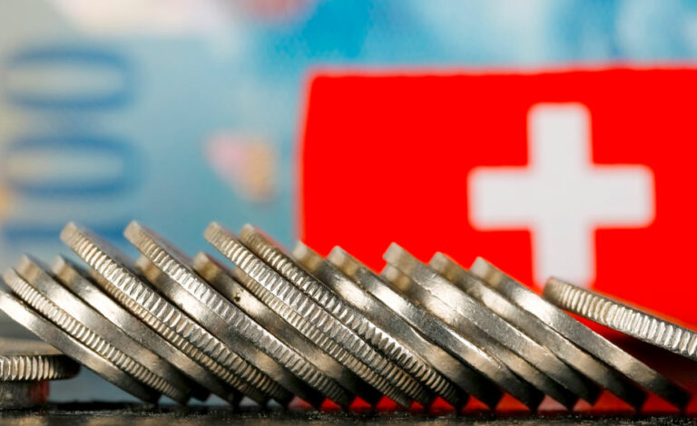 economía suiza, inflación, Banco Nacional Suizo, deflación Suiza, franco suizo, tasa de interés Suiza, economía suiza 2025, política monetaria Suiza, exportaciones suizas, riesgos financieros Suiza, estabilidad económica global