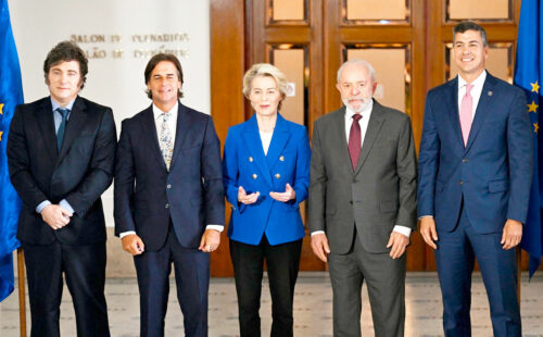 Unión Europea, Mercosur, acuerdo comercial, acuerdo UE Mercosur, comercio Unión Europea Mercosur, tratado Mercosur 2025, cláusula de salvaguardia, exportaciones europeas Mercosur, Lula da Silva acuerdo comercial, Francia acuerdo Mercosur, integración Mercosur UE, acuerdo económico Mercosur, tratados internacionales 2025