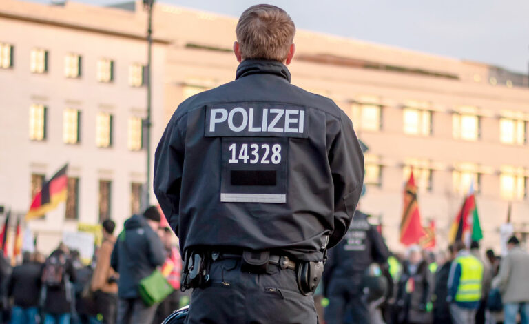 Alemania, Stefanie Hubig, Bundeskriminalamt, violencia contra policías Alemania, reforma penal alemana 2025, agresiones fuerzas seguridad Alemania, Alexander Dobrindt interior, penas mínimas prisión Alemania, ataques bomberos rescatistas, estadísticas criminalidad Alemania, protección efectivos emergencia, Bundeskriminalamt datos violencia, legislación penal Alemania, seguridad pública alemana