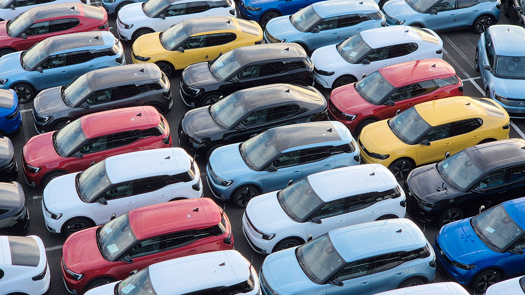 motores de combustión, Friedrich Merz, Ursula von der Leyen, Apostolos Tzitzikostas, Handelsblatt, e-combustibles, motores combustión 2035, Alemania UE e-combustibles, Friedrich Merz Ursula von der Leyen, prohibición motores térmicos, reducción emisiones 90 por ciento, flotas corporativas Alemania, vehículos eléctricos UE, industria automotriz alemana, límites emisiones CO2, híbridos enchufables Europa