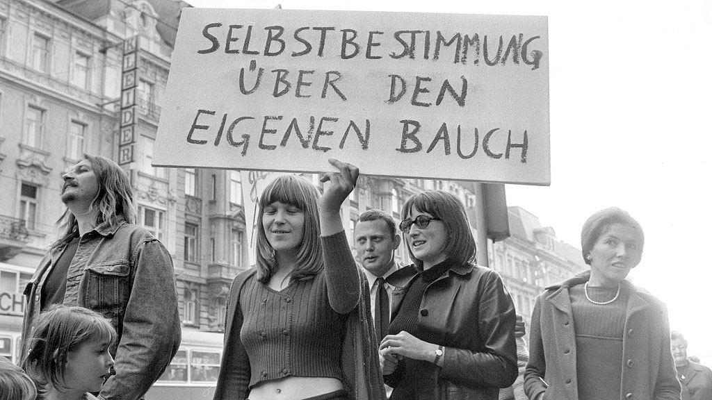 Austria, ABGB, Oliver Rathkolb, derecho familia Austria 1976, reforma legal mujeres Austria, igualdad género Austria historia, Bruno Kreisky reformas sociales, Johanna Dohnal ministra mujer, ABGB Código Civil Austria, derechos mujeres años setenta, discriminación género Austria, brecha salarial Austria, educación mujeres Austria, Oliver Rathkolb historiador, feminismo Austria historia, Adelheid Popp Gabriele Proft, Informe Mujer 1975 Austria