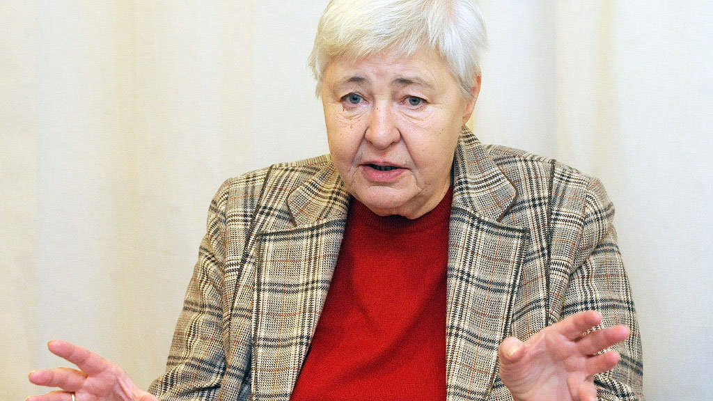 Austria, ABGB, Oliver Rathkolb, derecho familia Austria 1976, reforma legal mujeres Austria, igualdad género Austria historia, Bruno Kreisky reformas sociales, Johanna Dohnal ministra mujer, ABGB Código Civil Austria, derechos mujeres años setenta, discriminación género Austria, brecha salarial Austria, educación mujeres Austria, Oliver Rathkolb historiador, feminismo Austria historia, Adelheid Popp Gabriele Proft, Informe Mujer 1975 Austria