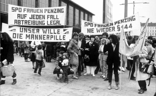Austria, ABGB, Oliver Rathkolb, derecho familia Austria 1976, reforma legal mujeres Austria, igualdad género Austria historia, Bruno Kreisky reformas sociales, Johanna Dohnal ministra mujer, ABGB Código Civil Austria, derechos mujeres años setenta, discriminación género Austria, brecha salarial Austria, educación mujeres Austria, Oliver Rathkolb historiador, feminismo Austria historia, Adelheid Popp Gabriele Proft, Informe Mujer 1975 Austria