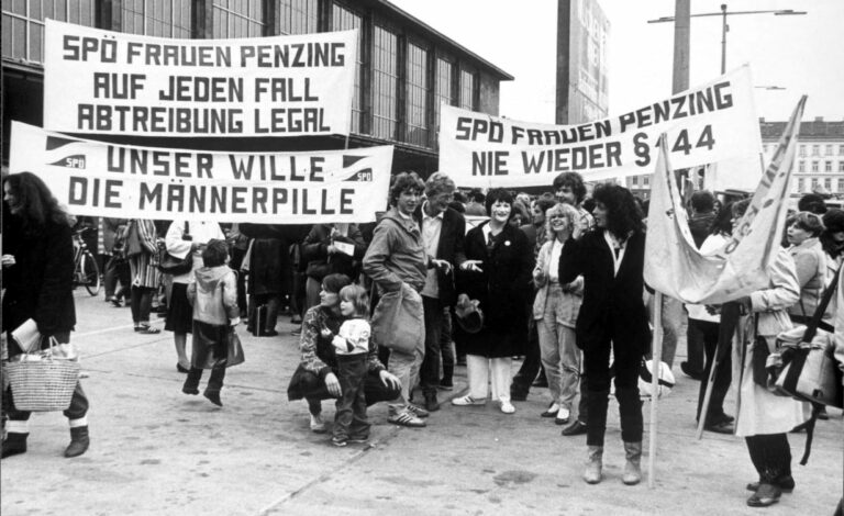 Austria, ABGB, Oliver Rathkolb, derecho familia Austria 1976, reforma legal mujeres Austria, igualdad género Austria historia, Bruno Kreisky reformas sociales, Johanna Dohnal ministra mujer, ABGB Código Civil Austria, derechos mujeres años setenta, discriminación género Austria, brecha salarial Austria, educación mujeres Austria, Oliver Rathkolb historiador, feminismo Austria historia, Adelheid Popp Gabriele Proft, Informe Mujer 1975 Austria