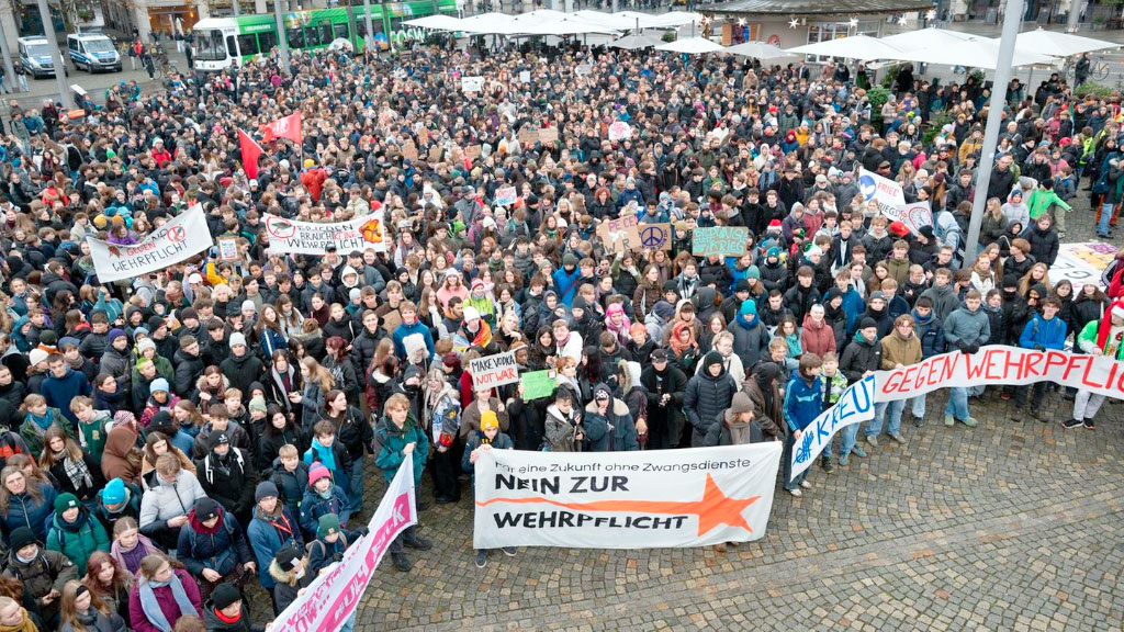 Bundestag, servicio militar, Alemania, Boris Pistorius Bundeswehr reforma, protestas estudiantes Alemania servicio militar, registro obligatorio hombres 2008, conscripción Alemania 2026, manifestaciones servicio militar Hamburgo, Bundeswehr reclutamiento voluntario, objeción conciencia Alemania récord, huelga escolar contra servicio militar, OTAN Alemania 460000 soldados