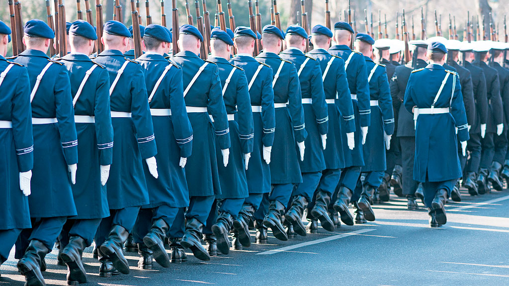 Bundestag, servicio militar, Alemania, Boris Pistorius Bundeswehr reforma, protestas estudiantes Alemania servicio militar, registro obligatorio hombres 2008, conscripción Alemania 2026, manifestaciones servicio militar Hamburgo, Bundeswehr reclutamiento voluntario, objeción conciencia Alemania récord, huelga escolar contra servicio militar, OTAN Alemania 460000 soldados