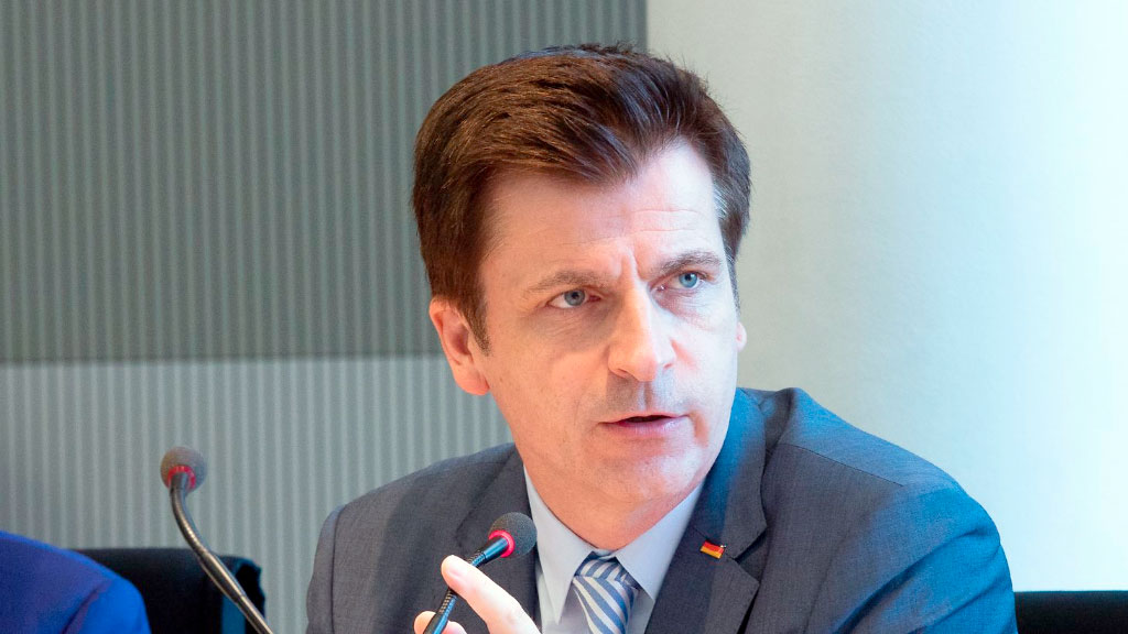 soledad, André Berghegger, Municipios alemanes, fondo contra la soledad, infraestructura social, aislamiento social, políticas públicas Alemania, salud pública