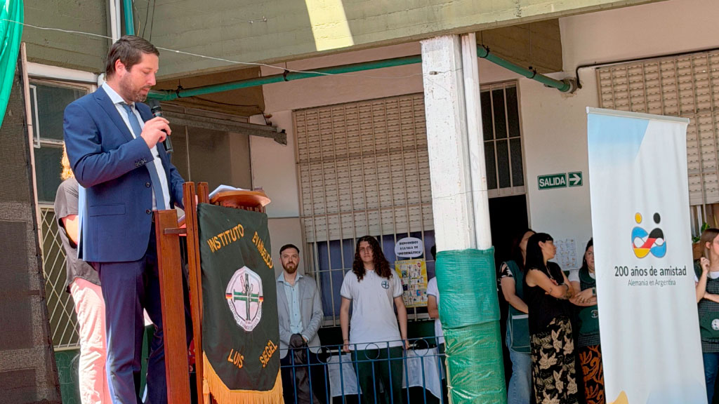 Instituto Luis Siegel, Los Polvorines, AGDS, colegio alemán Los Polvorines, celebración 50 años Luis Siegel, AGDS Argentina escuelas alemanas, Embajada Alemania educación Argentina, Pastor Luis Siegel pionero educación, bicentenario amistad argentino alemana, Congregación Evangélica educación, comunidad germana Los Polvorines, Paula Schäfer directora Luis Siegel, Brigitte von der Fecht AGDS