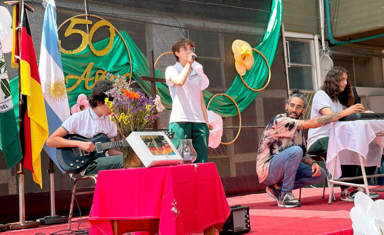Instituto Luis Siegel, Los Polvorines, AGDS, colegio alemán Los Polvorines, celebración 50 años Luis Siegel, AGDS Argentina escuelas alemanas, Embajada Alemania educación Argentina, Pastor Luis Siegel pionero educación, bicentenario amistad argentino alemana, Congregación Evangélica educación, comunidad germana Los Polvorines, Paula Schäfer directora Luis Siegel, Brigitte von der Fecht AGDS