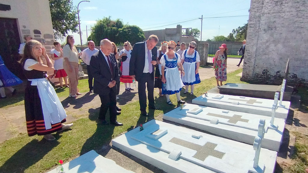 Dieter Lamlé, Alemanes del Volga, Colonias Alemanes del Volga, Colonia Hinojo, Colonia San Miguel, Colonia Nievas, Comunidad germano-argentina, 200 años de amistad Alemania Argentina, Argentinisches Tageblatt, Municipio de Olavarría, Inmigración alemana en Argentina, Volga alemán, Federación de Asociaciones Argentino-Germanas (FAAG), Historia alemana en Buenos Aires y Provincia, Visita diplomática Alemania Argentina