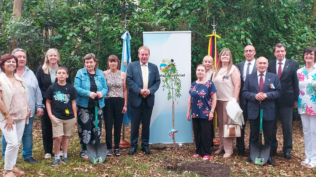 Dieter Lamlé, Alemanes del Volga, Colonias Alemanes del Volga, Colonia Hinojo, Colonia San Miguel, Colonia Nievas, Comunidad germano-argentina, 200 años de amistad Alemania Argentina, Argentinisches Tageblatt, Municipio de Olavarría, Inmigración alemana en Argentina, Volga alemán, Federación de Asociaciones Argentino-Germanas (FAAG), Historia alemana en Buenos Aires y Provincia, Visita diplomática Alemania Argentina