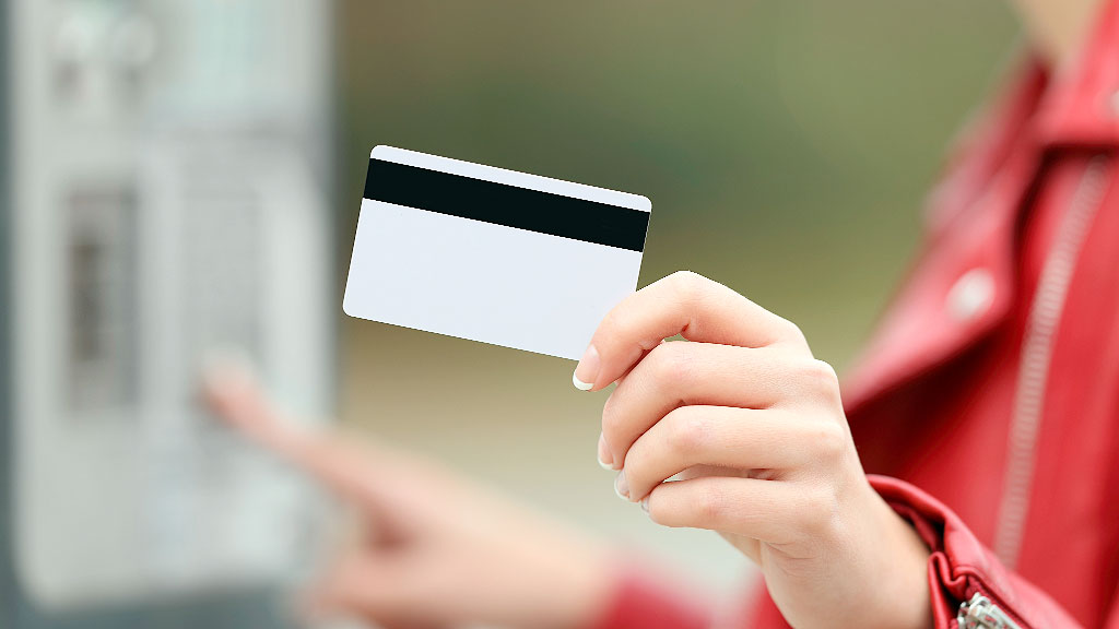 tarjeta con chip, Jürgen Dethloff, Helmut Göttrup, inventores alemanes, smart card, tarjeta inteligente, microprocesador, tecnología alemana, tarjeta SIM, innovación tecnológica, invento alemán