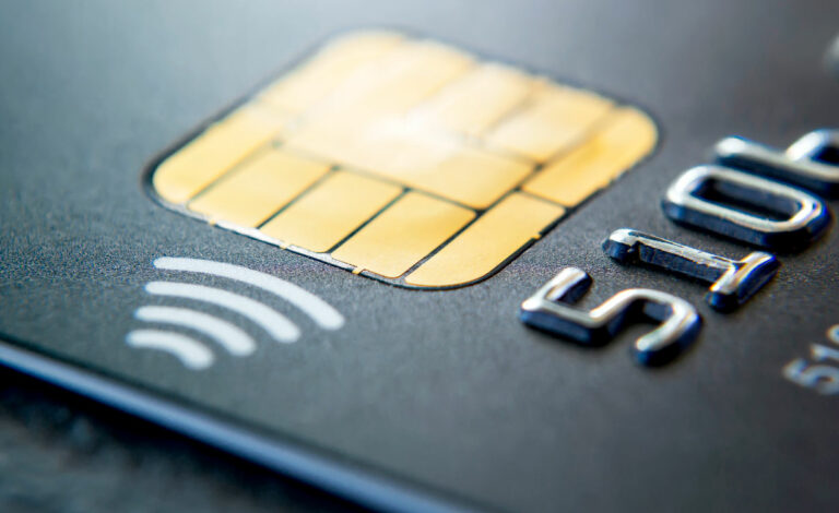 tarjeta con chip, Jürgen Dethloff, Helmut Göttrup, inventores alemanes, smart card, tarjeta inteligente, microprocesador, tecnología alemana, tarjeta SIM, innovación tecnológica, invento alemán