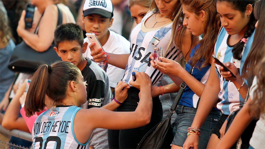 Lucina Von der Heyde, Las Leonas, selección alemana de hockey, hockey femenino argentino, Mannheimer HC, Bundesliga hockey, hockey argentino en Europa, Misiones deportes, FIH mejor jugadora, Confederación Argentina de Hockey