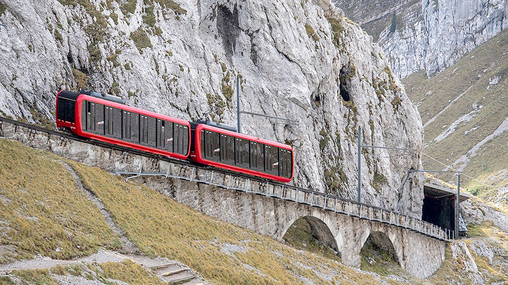 monte Pilatus, Alpes suizos, Ferrocarril, ferrocarril de cremallera, tren cremallera Pilatus, pendiente ferroviaria más pronunciada, ingeniería suiza ferrocarril, turismo Alpes suizos, Eduard Locher ingeniero, tren Alpnachstad