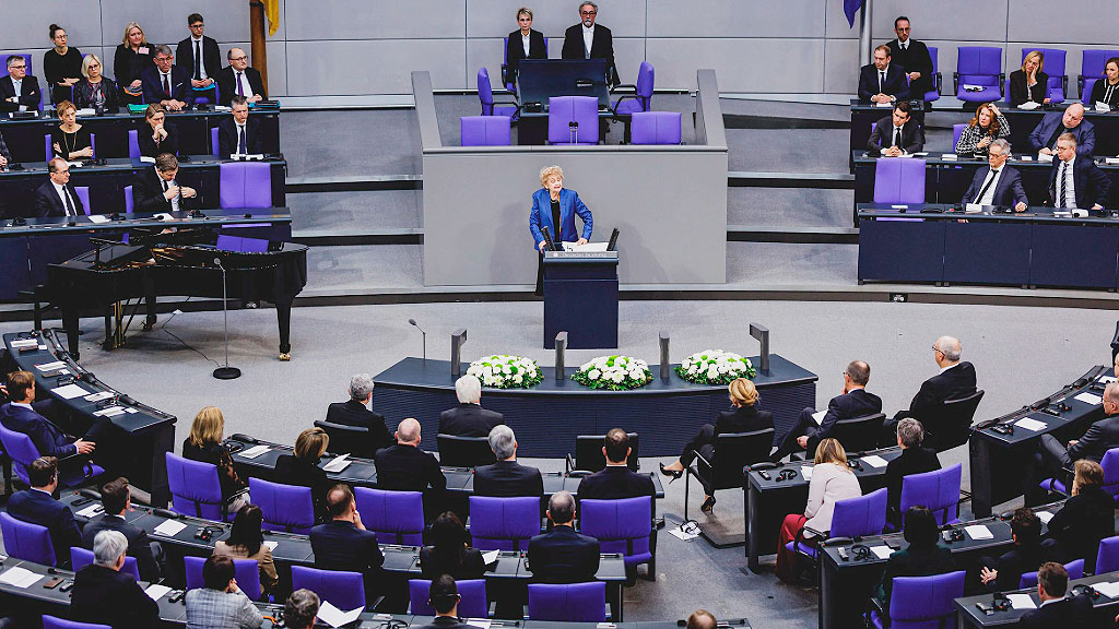 Tova Friedman, Bundestag, Auschwitz-Birkenau, sobreviviente Auschwitz, Holocausto Alemania, antisemitismo actual, Día Recuerdo Holocausto, Julia Klöckner, testigo Holocausto, campo exterminio nazi, memoria Holocausto, discurso Bundestag 2026, TikTok Holocausto