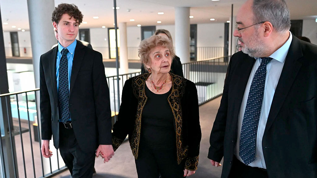 Tova Friedman, Bundestag, Auschwitz-Birkenau, sobreviviente Auschwitz, Holocausto Alemania, antisemitismo actual, Día Recuerdo Holocausto, Julia Klöckner, testigo Holocausto, campo exterminio nazi, memoria Holocausto, discurso Bundestag 2026, TikTok Holocausto