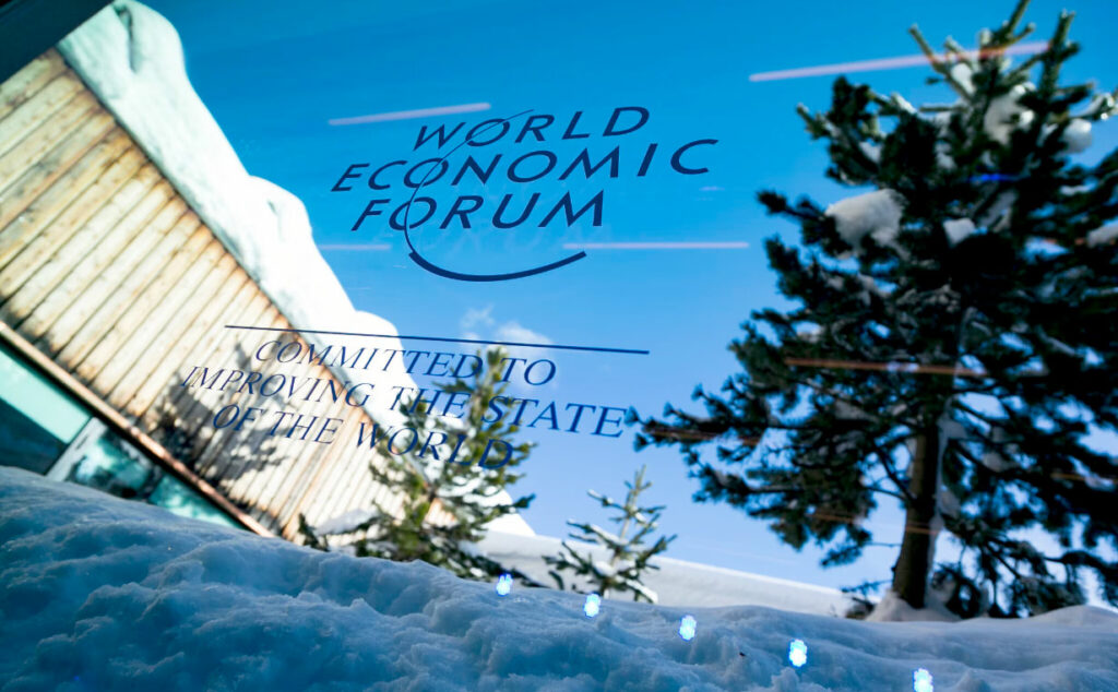 Davos, Foro Económico Mundial, Suiza, Alpes suizos, turismo alpino, Klaus Schwab, economía global, estación de esquí, cantón Grisones, elite económica