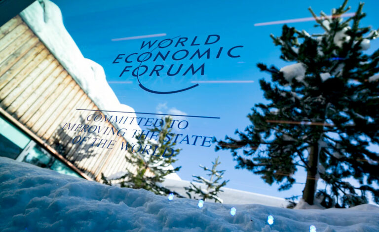 Davos, Foro Económico Mundial, Suiza, Alpes suizos, turismo alpino, Klaus Schwab, economía global, estación de esquí, cantón Grisones, elite económica