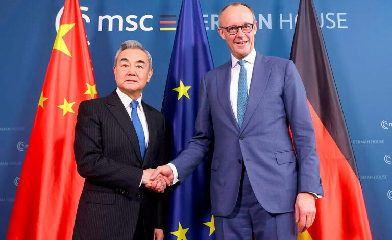 Friedrich Merz, China, Comercio exterior alemán, Merz China relaciones comerciales Alemania, Alemania China socio comercial 2025, dependencia económica Alemania China, tierras raras Alemania China, déficit comercial Alemania China, exportaciones alemanas China caída, DIHK China empresas alemanas