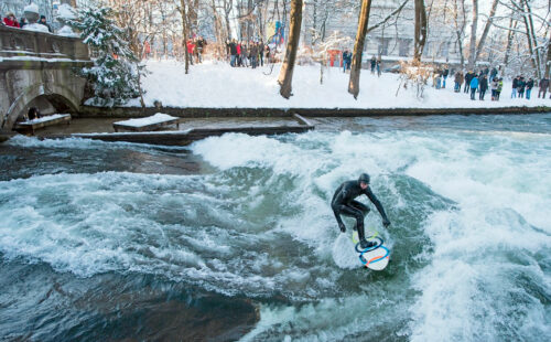 Múnich, Eisbach, surf, prohibición, Jardín Inglés, accidente surf fatal, Haus der Kunst, Dieter Reiter, deportes extremos Alemania, seguridad surf