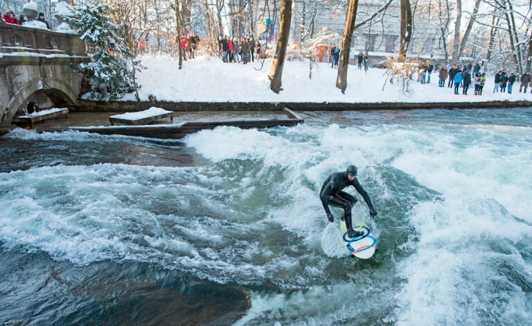 Múnich, Eisbach, surf, prohibición, Jardín Inglés, accidente surf fatal, Haus der Kunst, Dieter Reiter, deportes extremos Alemania, seguridad surf