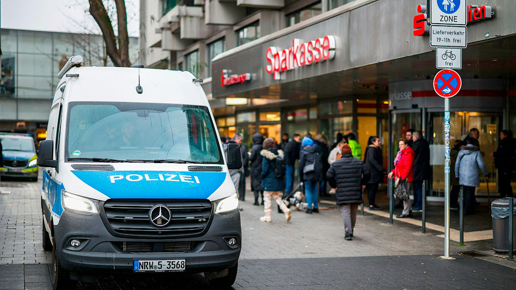 robo bancario, Gelsenkirchen, Alemania, Sparkasse atraco, robo cajas seguridad, crimen Alemania, robo millonario, Renania del Norte-Westfalia, delito bancario Europa, investigación policial, seguridad bancaria Alemania