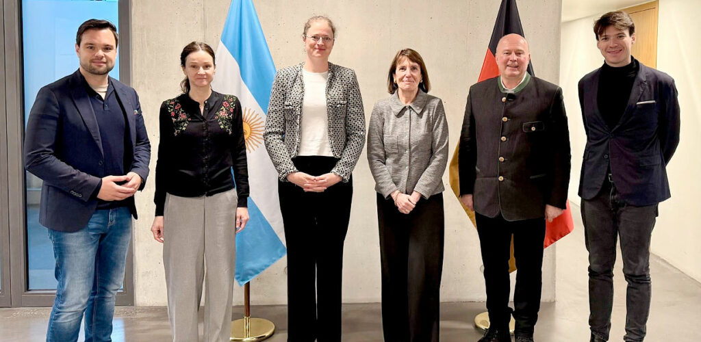 Stiftung Verbundenheit, IBDG, comunidad alemana Argentina, FAAG, Cristina Arheit-Zapp, Embajada Argentina Berlín, Betina Pasquali de Fonseca, relaciones germano-argentinas, Hartmut Koschyk, Baviera Argentina