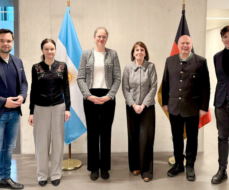 Stiftung Verbundenheit, IBDG, comunidad alemana Argentina, FAAG, Cristina Arheit-Zapp, Embajada Argentina Berlín, Betina Pasquali de Fonseca, relaciones germano-argentinas, Hartmut Koschyk, Baviera Argentina