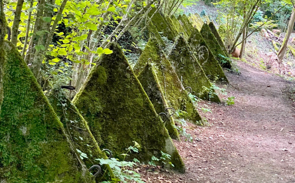 Sendero Toblerone, Suiza, Segunda Guerra Mundial, línea defensiva, pirámides de hormigón, Promenthouse, historia, cantón de Vaud, Jura, lago Lemán