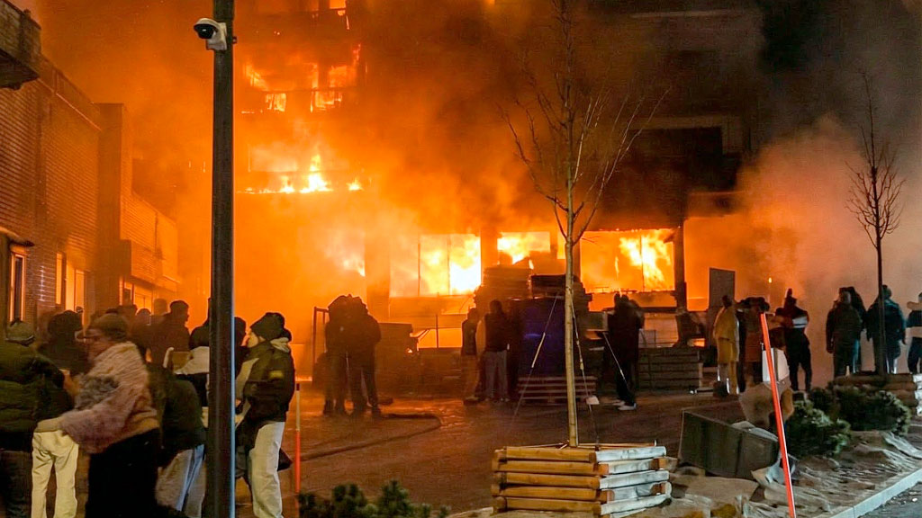 incendio, Crans-Montana, Nicolas Féraud, imputados, Le Constellation incendio Suiza, Nicolas Féraud imputado, tragedia Crans-Montana 41 muertos, fiscalía Valais investigación, incendio boliche Suiza 2026, Crans-Montana renuncia intendente, Kevin Barras imputado Valais