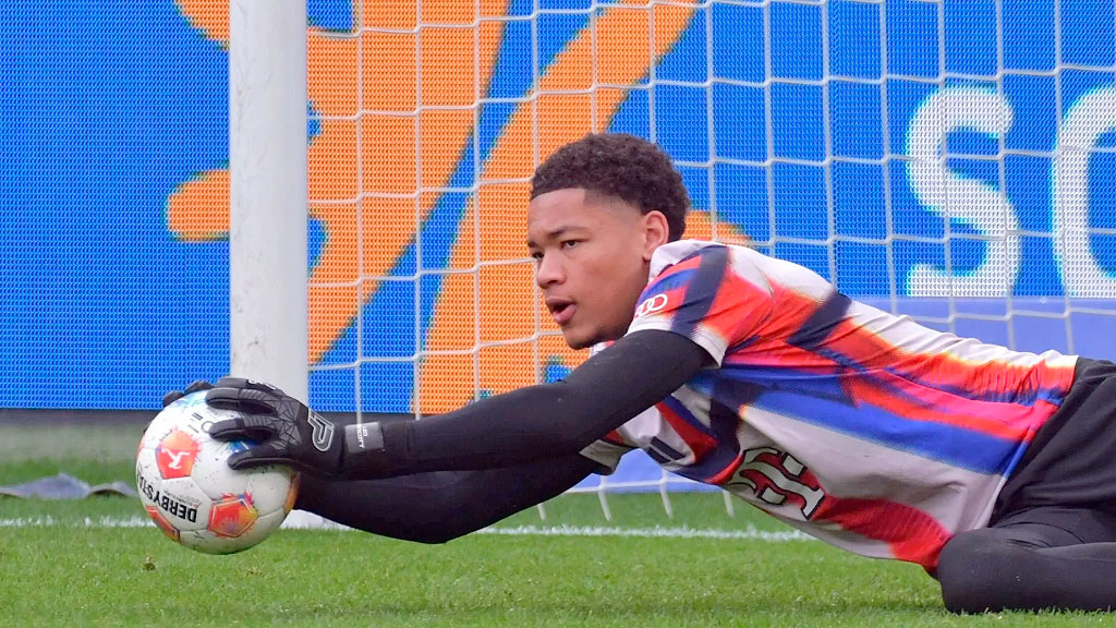 Leonard Prescott, Bayern Múnich, UEFA Champions League, arquero juvenil, debut