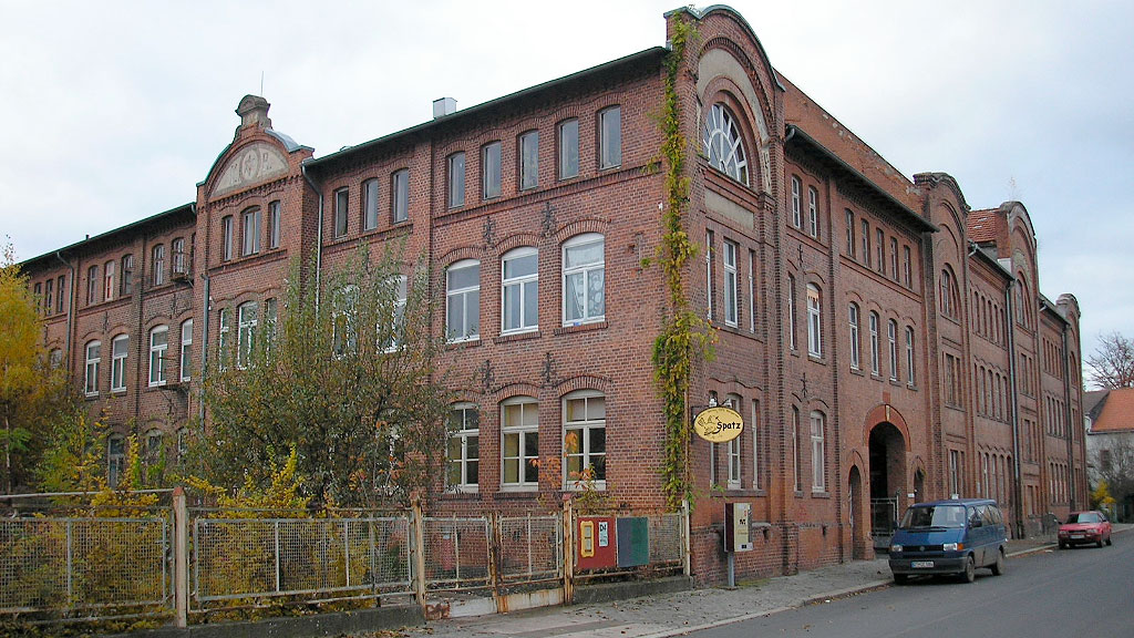 Steffi, República Democrática Alemana, Barbie de Mattel, Steffi muñeca RDA, Steffi 60 años, muñeca Alemania Oriental, juguetes RDA colección, Steffi precio coleccionismo, VEB Puppenfabrik Biggi, Waltershausen Turingia juguetes, Ostalgie muñecas, Steffi vs Barbie, DDR juguetes valor