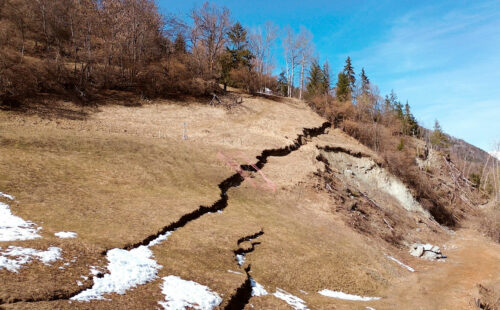 Valais, cambio climático, Chippis, deslizamiento tierra Suiza 2025, Chippis evacuación, Val d'Anniviers riesgo geológico, Navizence inundación, Blatten derrumbe Valais, cambio climático Alpes suizos, grieta montaña Suiza, permafrost deshielo Alpes, catástrofe natural Suiza