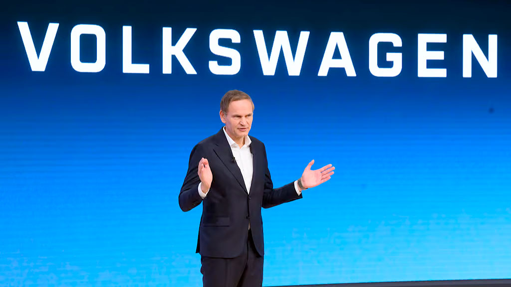 Volkswagen, Donald Trump, Porsche, Crisis automotriz, Volkswagen resultados 2025, Oliver Blume, aranceles Trump automóviles, Porsche pérdidas 2025, recorte empleos Volkswagen Alemania, VW China mercado, industria automotriz alemana crisis, Volkswagen 50000 empleos, guerra comercial Trump Europa