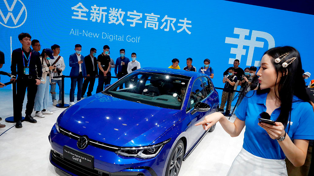 Volkswagen, Donald Trump, Porsche, Crisis automotriz, Volkswagen resultados 2025, Oliver Blume, aranceles Trump automóviles, Porsche pérdidas 2025, recorte empleos Volkswagen Alemania, VW China mercado, industria automotriz alemana crisis, Volkswagen 50000 empleos, guerra comercial Trump Europa